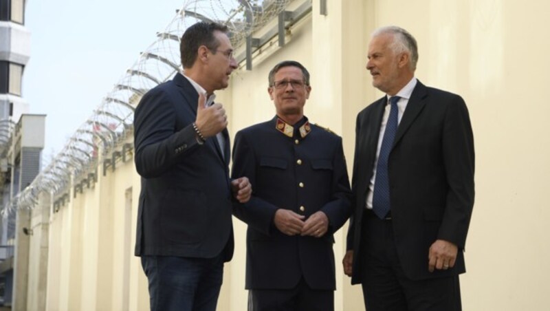 Vizekanzler Heinz-Christian Strache, Christian Timm (Leiter der Justizanstalt Stein, Bildmitte) und Justizminister Josef Moser (Bild: APA/HANS KLAUS TECHT)