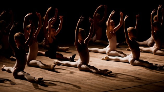 In Basel soll eine Ballettlehrerin ihre Schülerinnen trotz Verletzungen zum Tanz gezwungen und sie bezüglich ihres Gewichts gedemütigt haben (Symbolbild). (Bild: stock.adobe.com)