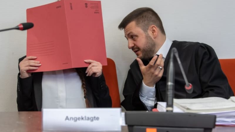 Jennifer W. beim Prozessauftakt mit ihrem Verteidiger (Bild: AFP)