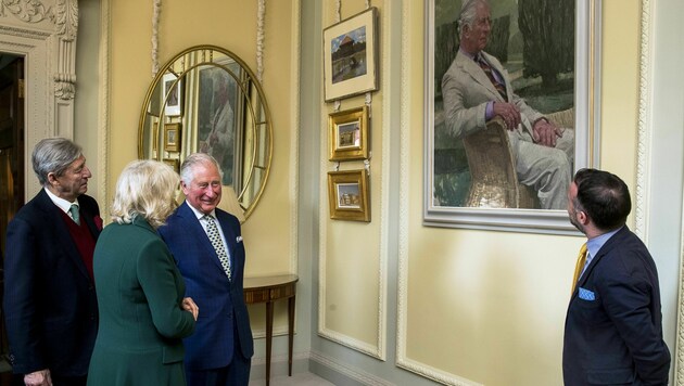 Von seinem neuen Porträt schien Prinz Charles sichtlich angetan. (Bild: AP)