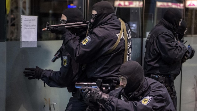 Deutsche Polizisten üben für den Ernstfall. (Bild: APA/dpa/Boris Roessler)