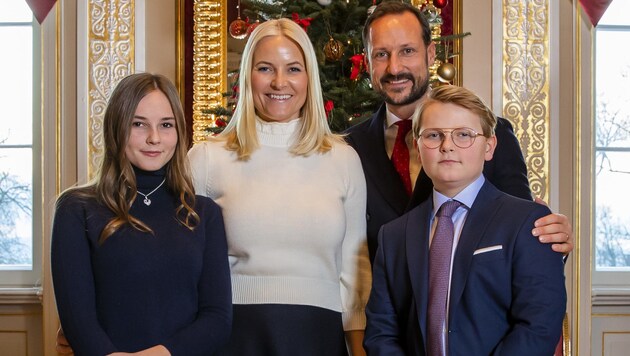 Prinzessin Ingrid Alexandra mit Mama Mette-Marit, Papa Haakon und ihrem Bruder Sverre Magnus (Bild: AFP)