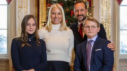 Prinzessin Ingrid Alexandra mit Mama Mette-Marit, Papa Haakon und ihrem Bruder Sverre Magnus (Bild: AFP)