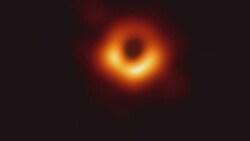 Die erste Aufnahme eines Schwarzen Lochs überhaupt (Bild: NSF)