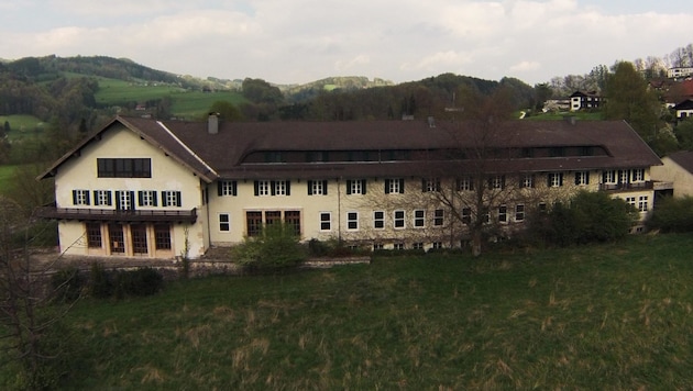 Die ehemalige Landwirtschaftsschule in Weyregg soll ein Hotel werden, es geht aber nichts weiter. (Bild: Robert Loy)