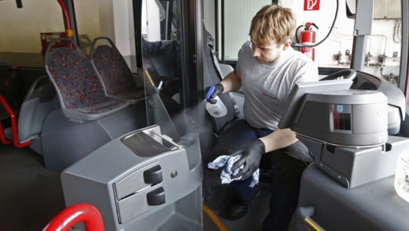 „Wischdesinfektion“ in den betroffenen Bussen in Klagenfurt (Bild: APA/GERT EGGENBERGER)