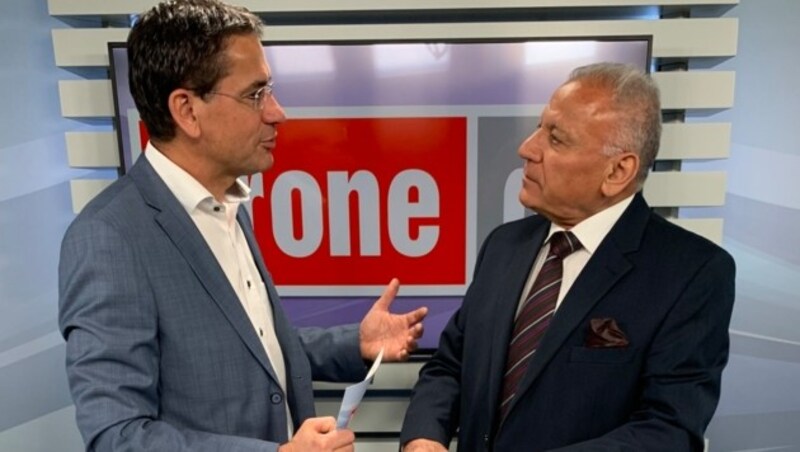 Amer Albayati im Gespräch mit Moderator Gerhard Koller (Bild: krone.tv)