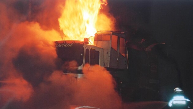 Dieser Lastwagen fing Feuer, nachdem bei der Abfahrt vom Gaberl die Bremsen überhitzten. (Bild: Gemeinde Weißkirchen/zVg)