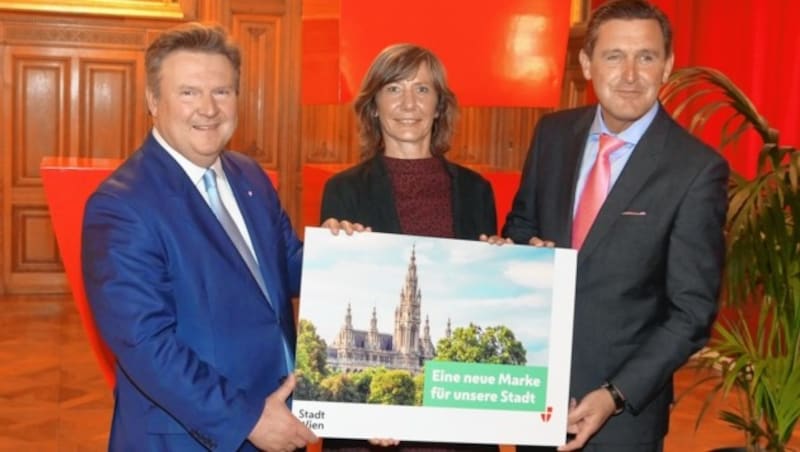 Wiens Bürgermeister Michael Ludwig präsentierte mit Gemeinderätin Birgit Hebein und Stadtrat Peter Hanke (re.) das neue Design. (Bild: Jobst/MA53)
