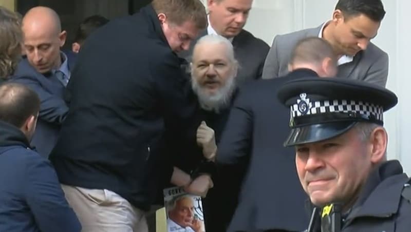 Julian Assange bei seiner Festnahme in London (Bild: Ruptly.TV)