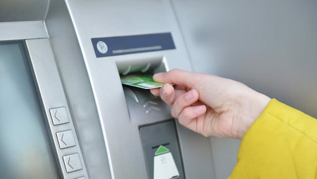 Wer auf die Bank geht, sollte immer einen Ausweis mithaben (Symbolbild). (Bild: ©Khorzhevska - stock.adobe.com)