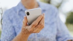 Während eines Telefonates nahm einer Friesacherin ihr Ehemann das Handy weg – am Ende stand die Polizei in der Wohnung. (Symbolbild) (Bild: stock.adobe.com/Rawpixel.com)