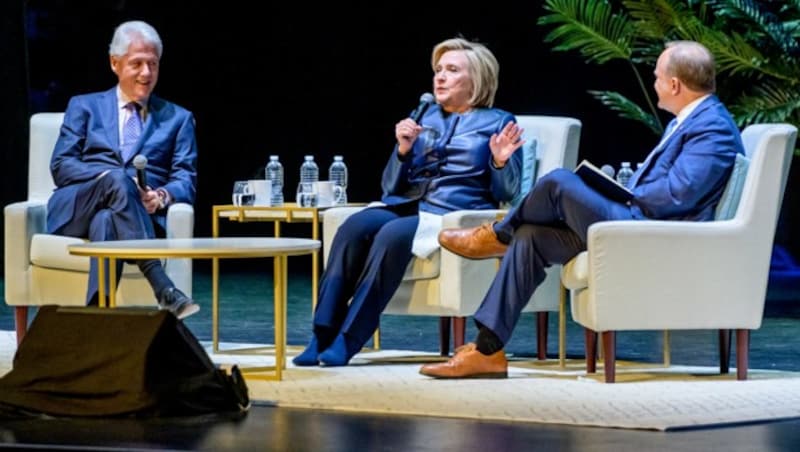 Bill und Hillary Clinton in New York bei der Veranstaltung „Ein Abend mit den Clintons“ (Bild: AFP)