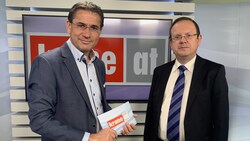 Moderator Gerhard Koller im Gespräch mit dem Leiter der Baupolizei, Gerhard Cech (re.) (Bild: krone.tv)