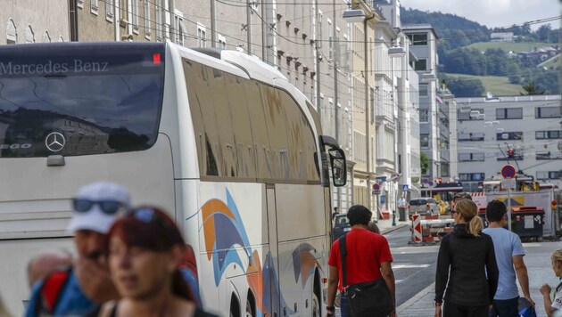 Bis zu 40.000 Reisebusse kommen pro Jahr in die Mozartstadt. (Bild: Tschepp Markus)