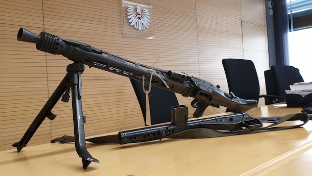 Das Maschinengewehr im Gerichtssaal (Bild: Moser Andreas/Kronenzeitung)