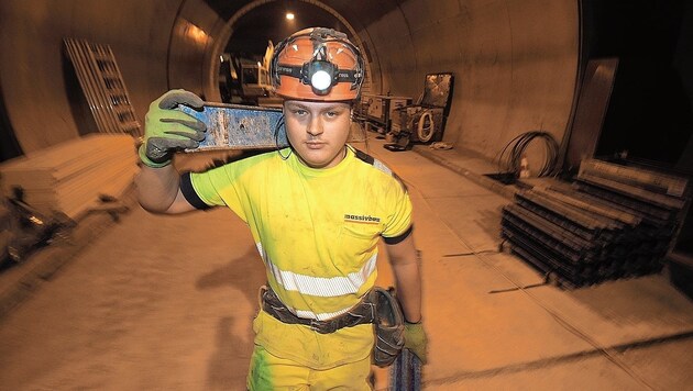 Bis zu 150 Arbeiter sind auf der Baustelle beschäftigt. Der Lohn der Arbeit wird ein modernerer, sicherer und hellerer Autobahntunnel. (Bild: © Elmar Gubisch)
