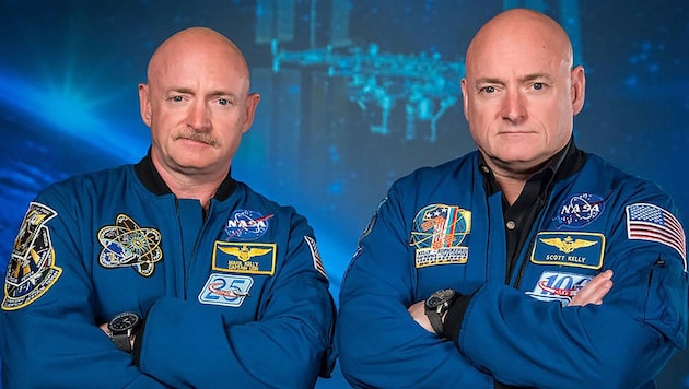Scott Kelly (rechts) mit seinem Zwillingsbruder Mark (Bild: NASA/Robert Markowitz)