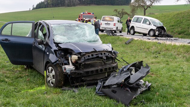 Der Wagen der Niederösterreicherin wurde in eine Wiese geschleudert, die 55-Jährige erlitt tödliche Verletzungen. (Bild: FOTOKERSCHI.AT / KERSCHBAUMMAYR)