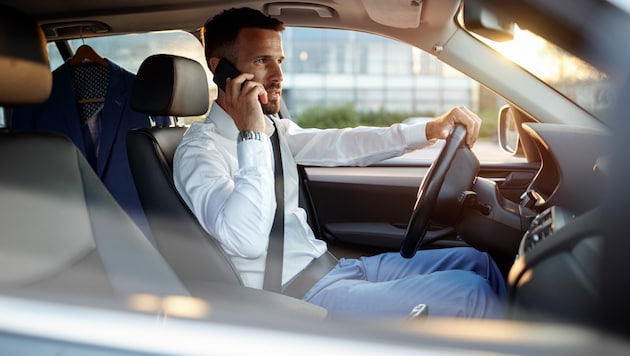 Im Auto mit dem Handy am Ohr zu telefonieren, stellt eine der größten Gefahrenquellen im Straßenverkehr dar. (Bild: stock.adobe.com)