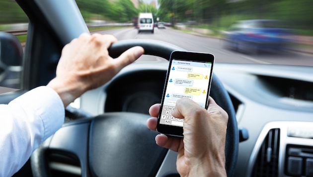 Die Bedienung des Handys am Steuer führt immer wieder zu schweren Verkehrsunfällen. (Bild: stock.adobe.com)