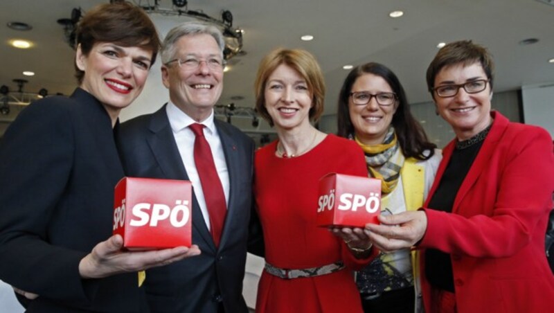 SPÖ-Parteichefin Pamela Rendi-Wagner, Landeshauptmann Peter Kaiser, Gaby Schaunig, Julia Schaar und Beate Prettner (v.l.) (Bild: APA/GERT EGGENBERGER)