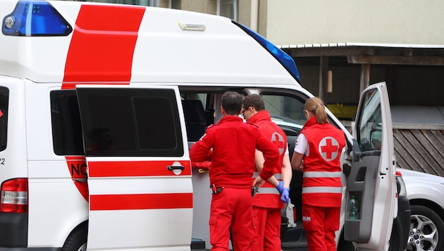 Ein 26-Jähriger wollte zwei Sanitäter des Roten Kreuzes dazu nötigen, ihn mit dem Rettungsauto heimzufahren. (Symbolbild) (Bild: laumat.at/Matthias Lauber)
