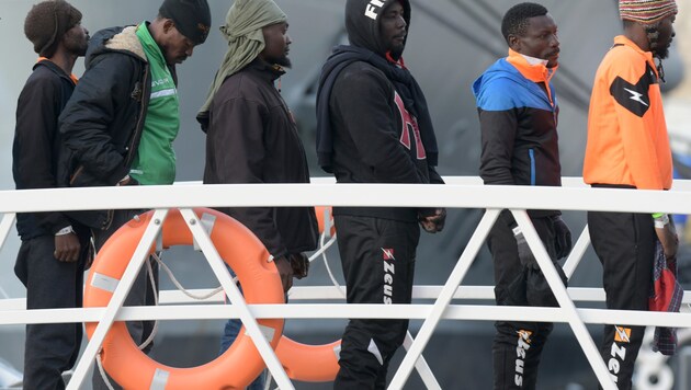 Flüchtlinge vom NGO-Schiff Alan Kurdi (Bild: AFP)