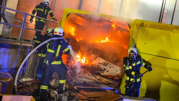 Zweimal musste die Feuerwehr zum Firmengelände in Wels ausrücken (Bild: laumat.at/Matthias Lauber)