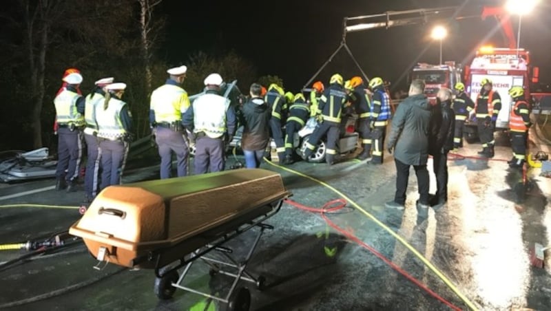 3 Tote und 4 Verletzte forderte ein Frontal-Unfall am Palmsonntag in OÖ. (Bild: fotokerschi.at)