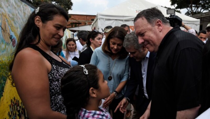 US-Außenminister Mike Pompeo im Gespräch mit einem venezolanischen Füchtlingsmädchen (Bild: APA/AFP/Juan BARRETO)