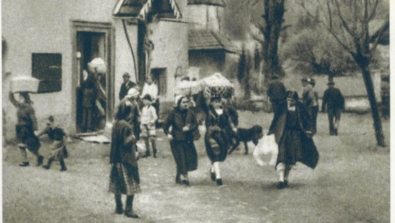 Große, mit Tüchern eingewickelte Osterkörbe werden in Metnitz heimgetragen. (Bild: Leykam-Verlag)