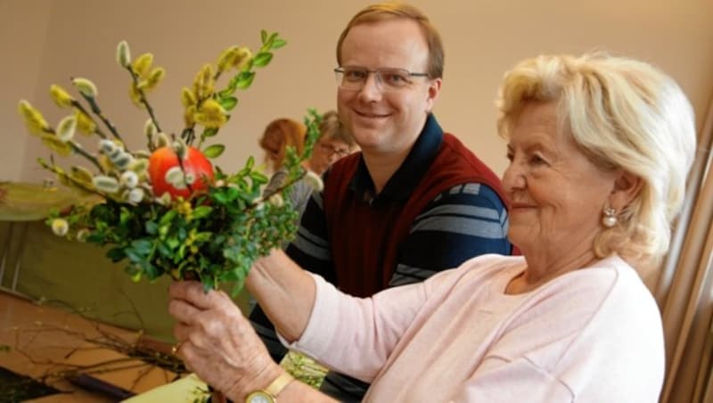 Roland Bäck gibt beim Palmbuschenbinden auch Wissenswertes rund um den Brauch mit. (Bild: Rojsek-Wiedergut Uta)