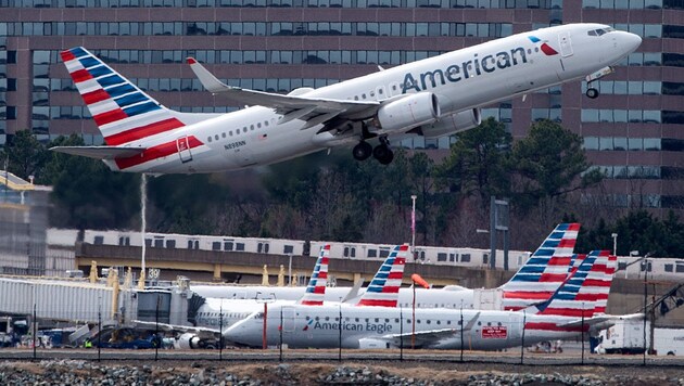 Eine Boeing 737 MAX von American Airlines beim Abheben vom Ronald Reagan Washington National Airport in Arlington (Virginia) (Bild: AFP/Andrew Caballero-Reynolds)