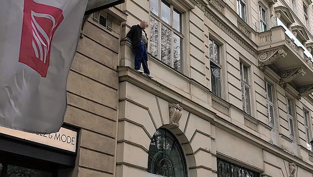 Der verwirrte Mann auf dem Gebäudevorsprung (Bild: "Krone"-Leserreporter)