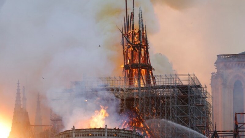 Die Überreste des eingestürzten Giebelturms (Bild: APA/AFP/FRANCOIS GUILLOT)