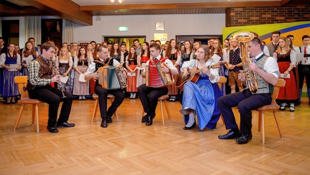 Singen und Tanzen haben bei der Landjugend Tradition. Es werden Kurse angeboten und Feste veranstaltet. (Bild: Landjugend)