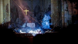 Der zerstörte Altar (Bild: AFP, krone.at-Grafik)