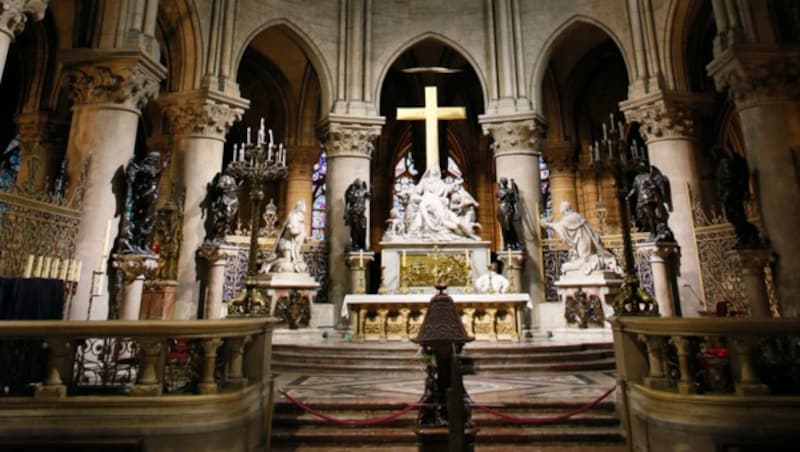 Der Altar im Inneren von Notre Dame vor dem verheerenden Feuer (Bild: AFP)