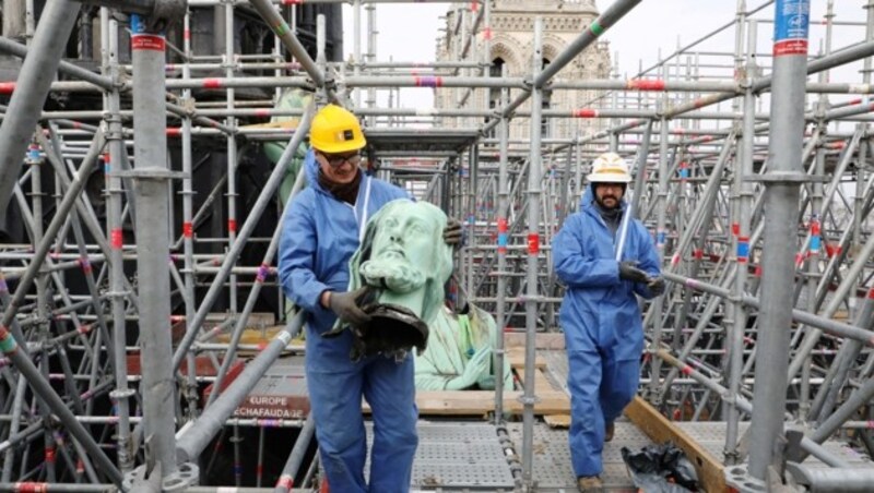 Arbeiter schaffen während der Renovierungsarbeiten von Notre Dame im März einen Teil einer Statue vom Dach der Kathedrale. (Bild: AFP )