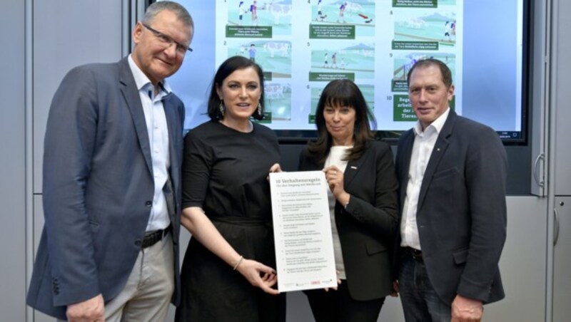 Alpenvereinspräsident Andreas Ermacora, Umweltministerin Elisabeth Köstinger (ÖVP), WK-Vizepräsidentin Martha Schultz und LK-Präsident Josef Moosbrugger (Bild: APA/HERBERT NEUBAUER)