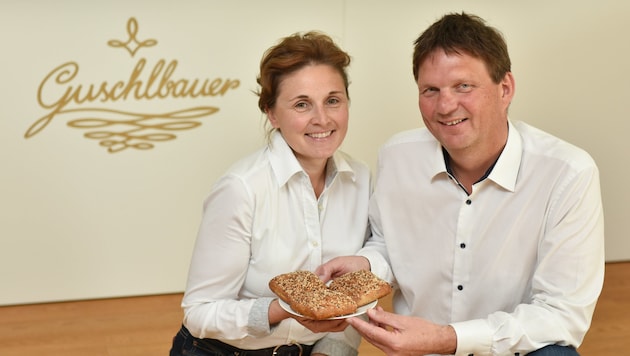 Elisabeth und Robert Guschlbauer mit dem Eiweißweckerl, das bald auch in Deutschland verkauft wird. (Bild: Markus Wenzel)