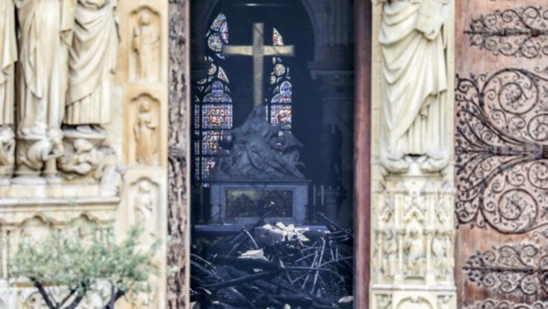 Ein Blick ins Innere der Kathedrale nach dem Brand (Bild: AFP)