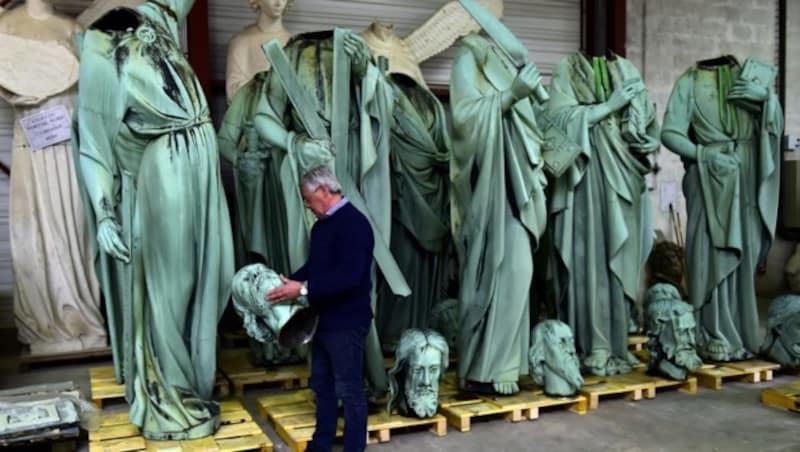 Die Kupferstatuen der zwölf Apostel waren vor dem Band zur Renovierung geholt worden. (Bild: AFP)