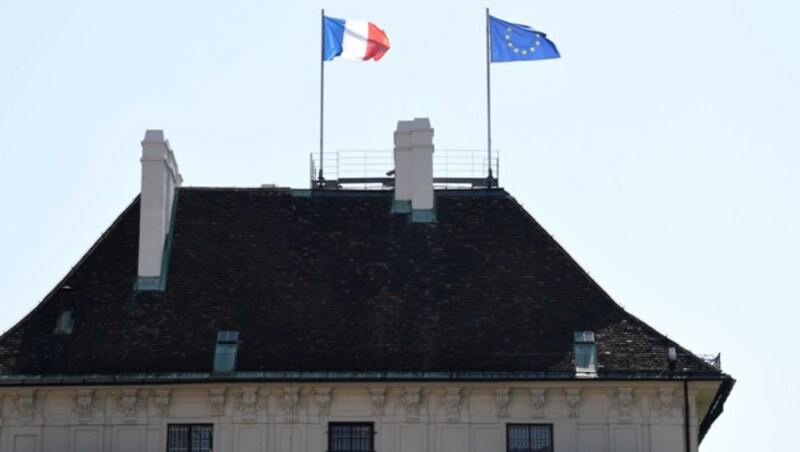 Die Flagge Frankreichs, die Trikolore, weht neben der EU-Flagge am Dach der Präsidentschaftskanzlei in Wien, am Dienstag, 16. April 2019. Bundespräsident Alexander Van der Bellen hat am Tag nach dem Brand der Pariser Kathedrale Notre Dame die französische Nationalflagge als Zeichen der Solidarität mit dem französischen Volk hissen lassen. (Bild: APA/ROLAND SCHLAGER)