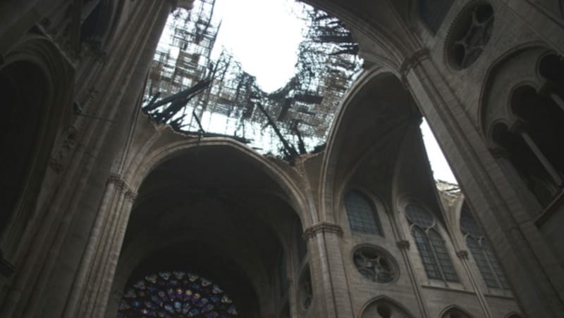 Der zerstörte hölzerne Dachstuhl der Kathedrale. (Bild: AFP )