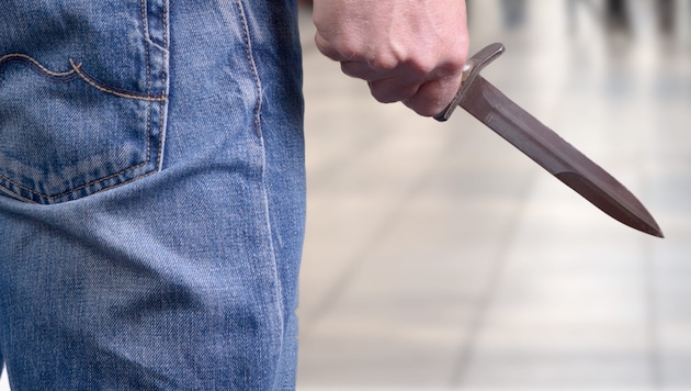 Im Zuge der Auseinandersetzung mit seiner Freundin soll ein 46-Jährige das Messer gezückt haben (Symbolbild).  (Bild: stock.adobe.com)