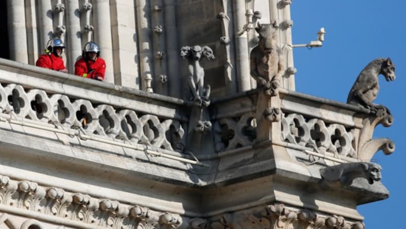 Feuerwehrleute auf einem der Balkone von Notre Dame (Bild: Copyright 2019 The Associated Press. All rights reserved.)