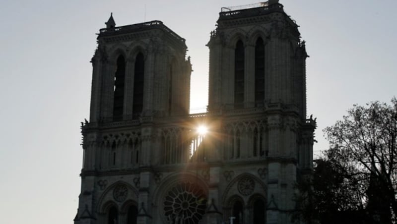 Erste Hoffnungsstrahlen über Notre Dame (Bild: ASSOCIATED PRESS)