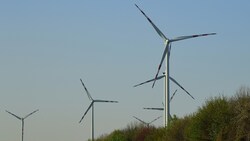 Auch die Genehmigung von Windkraftprojekten steht im Fokus der Ermittlungen (Symbolbild). (Bild: P. Huber)